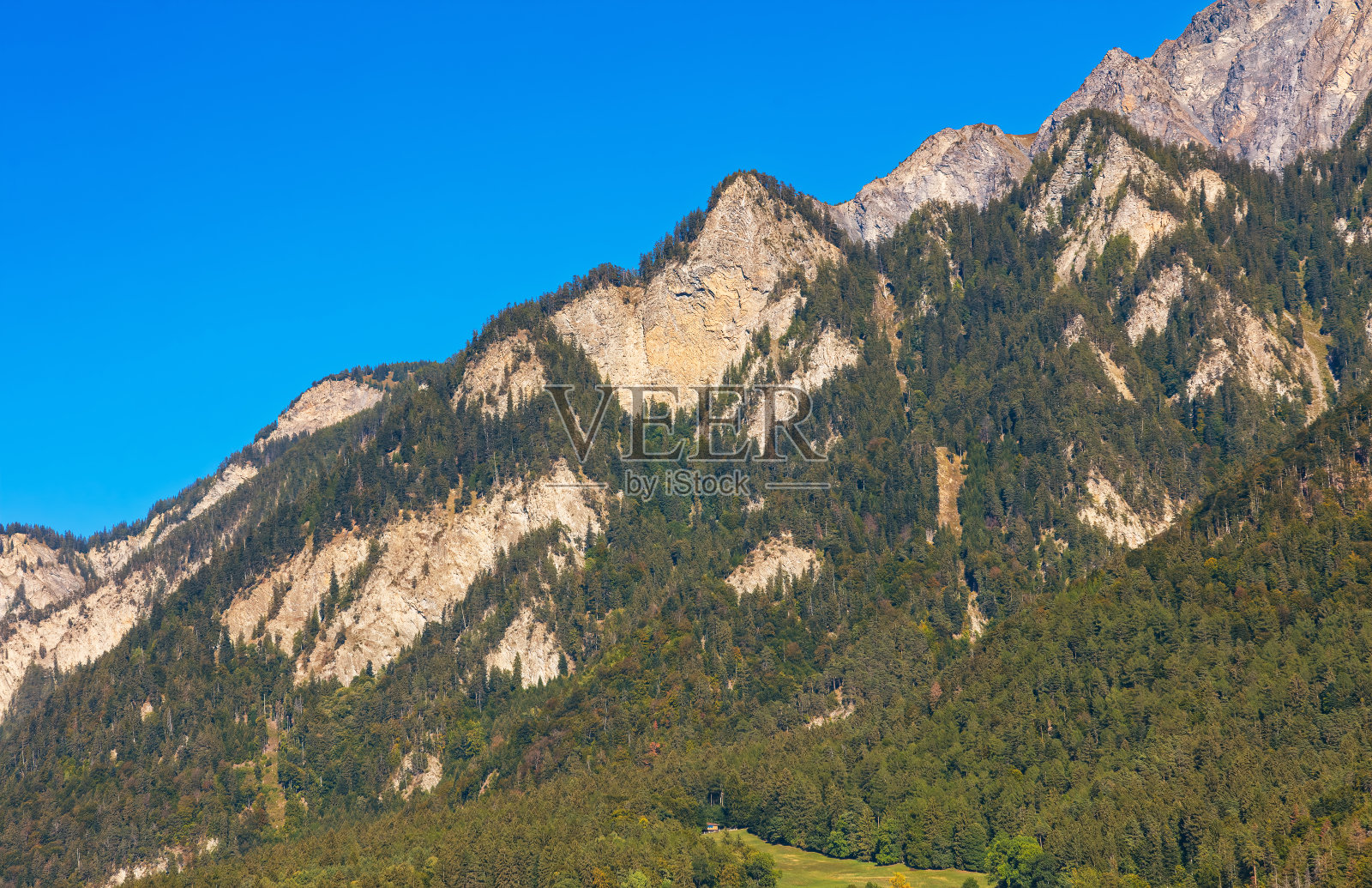 九月底，从瑞士Chur镇看到阿尔卑斯山的山峰照片摄影图片