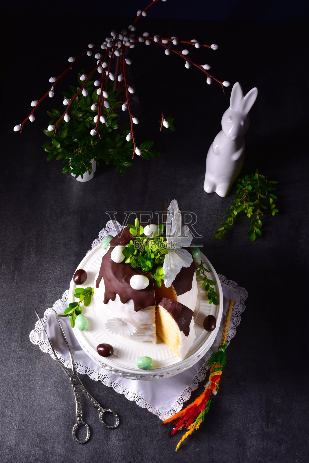 加糖和巧克力釉的复活节蛋糕照片摄影图片