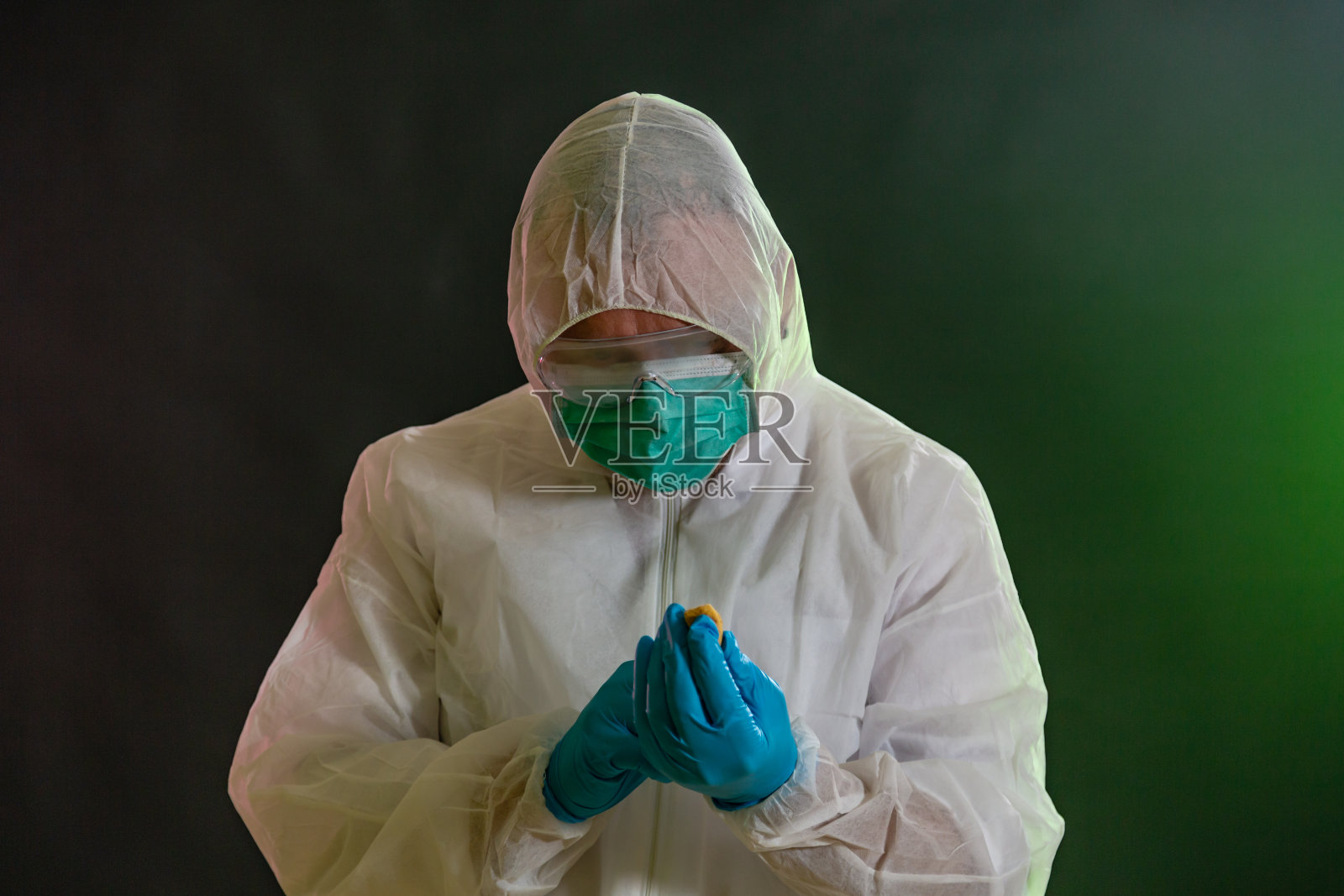 身着化学防护服的人正在检查可能的有毒物质照片摄影图片