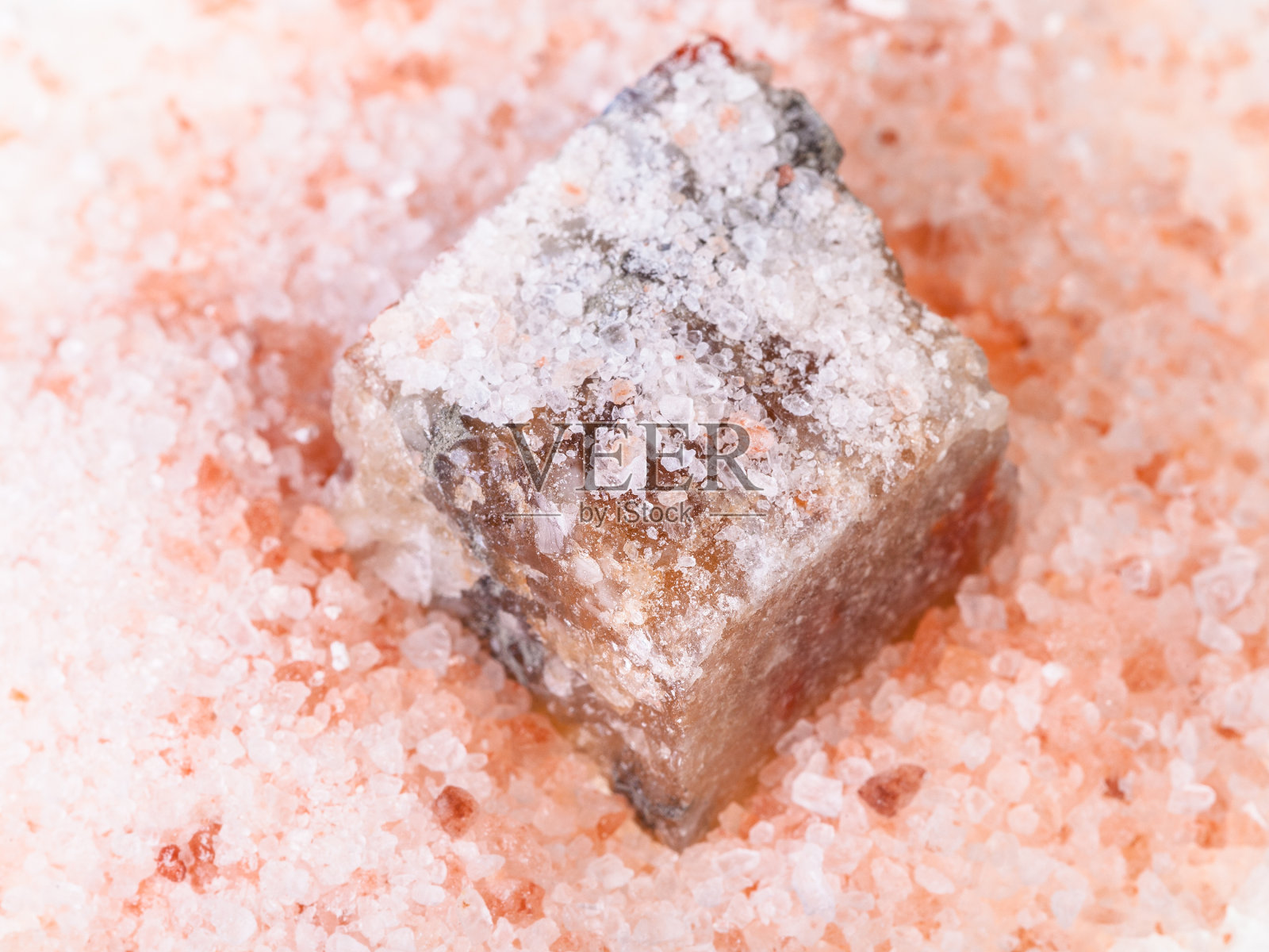 粗糙的岩盐矿物在颗粒喜马拉雅盐照片摄影图片