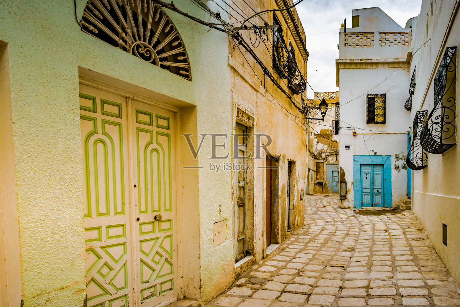 突尼斯苏塞的麦地那大街。照片摄影图片
