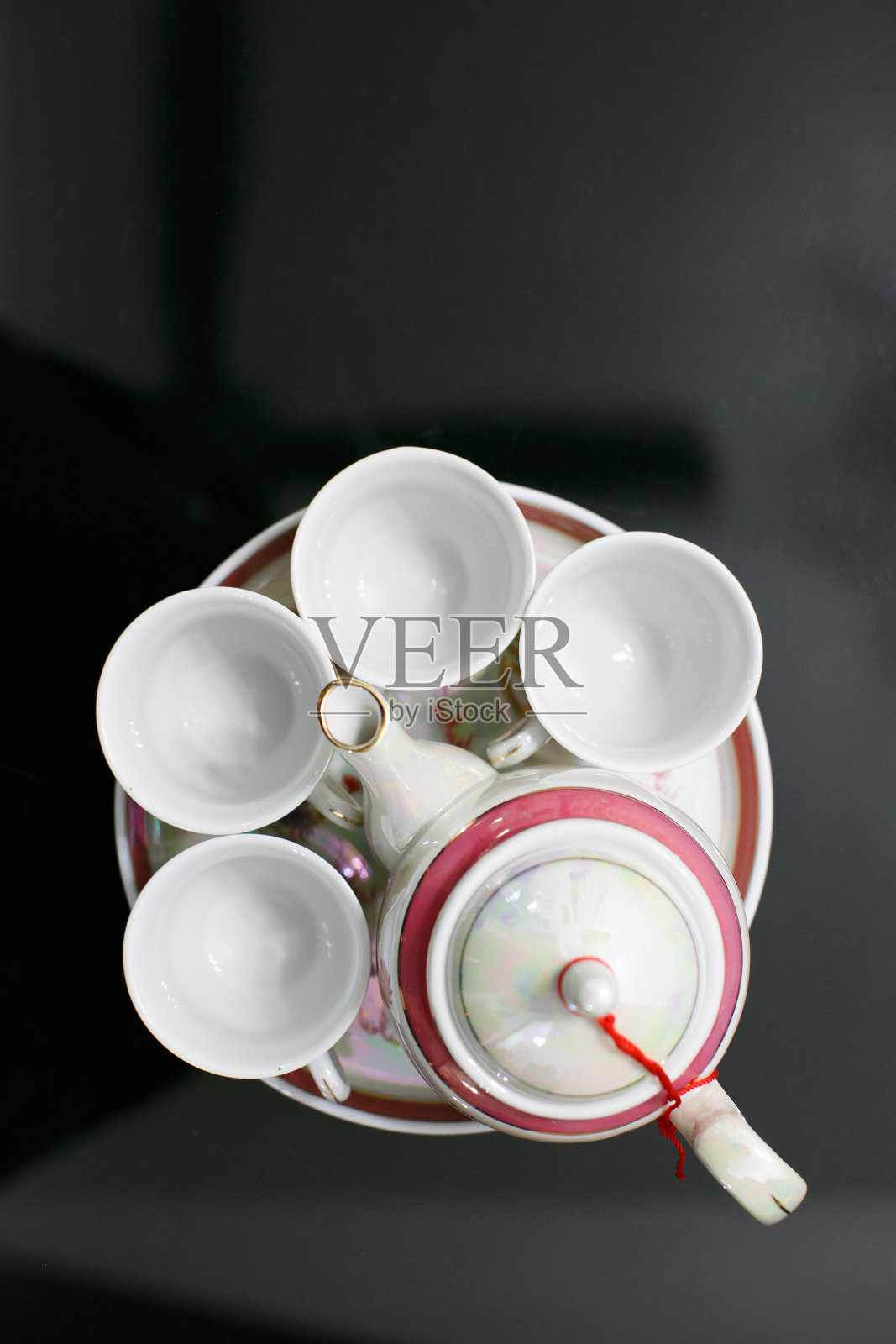 中国婚礼茶道用茶壶和茶杯照片摄影图片