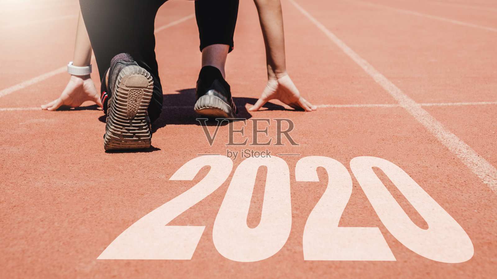 2020年新年，女运动员开始线上跑步，号码为2020。照片摄影图片