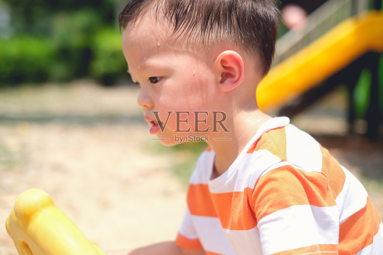 可爱的小亚洲2 - 3岁蹒跚学步的男孩在玩耍时出汗，在户外运动，中暑概念照片摄影图片