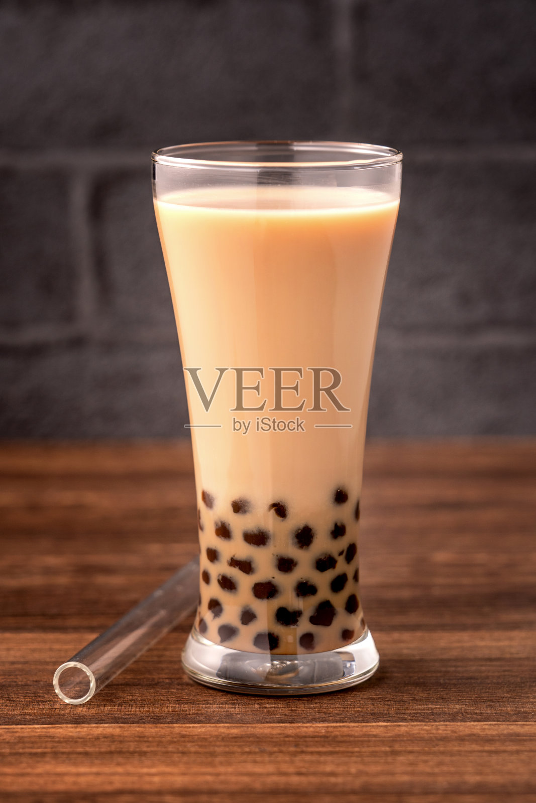 美味的泡泡奶茶用吸管放在饮用玻璃上的木桌背景上，减少塑料在台湾的概念，拉近，复制空间照片摄影图片