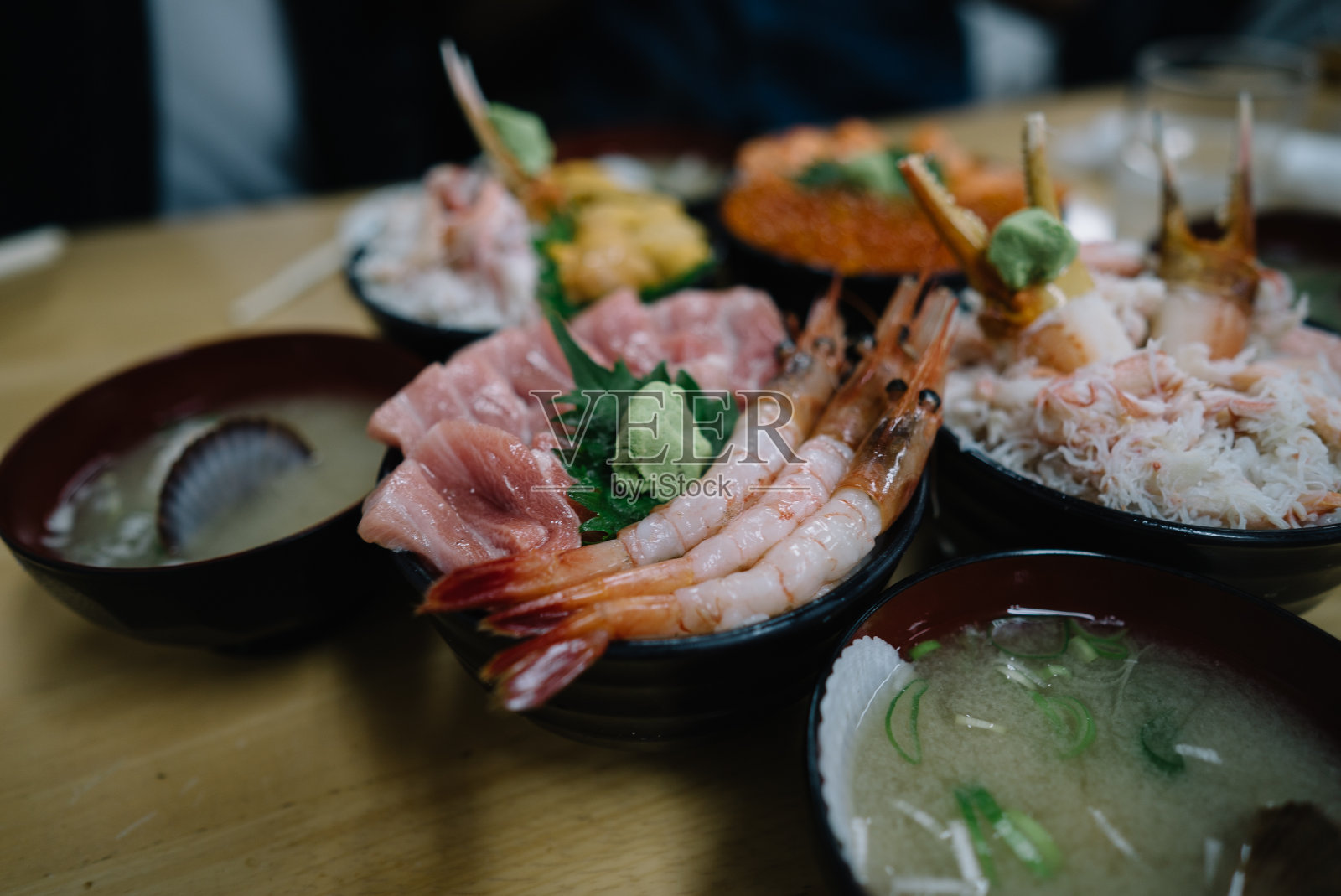 几碗新鲜的生海鲜配米饭照片摄影图片