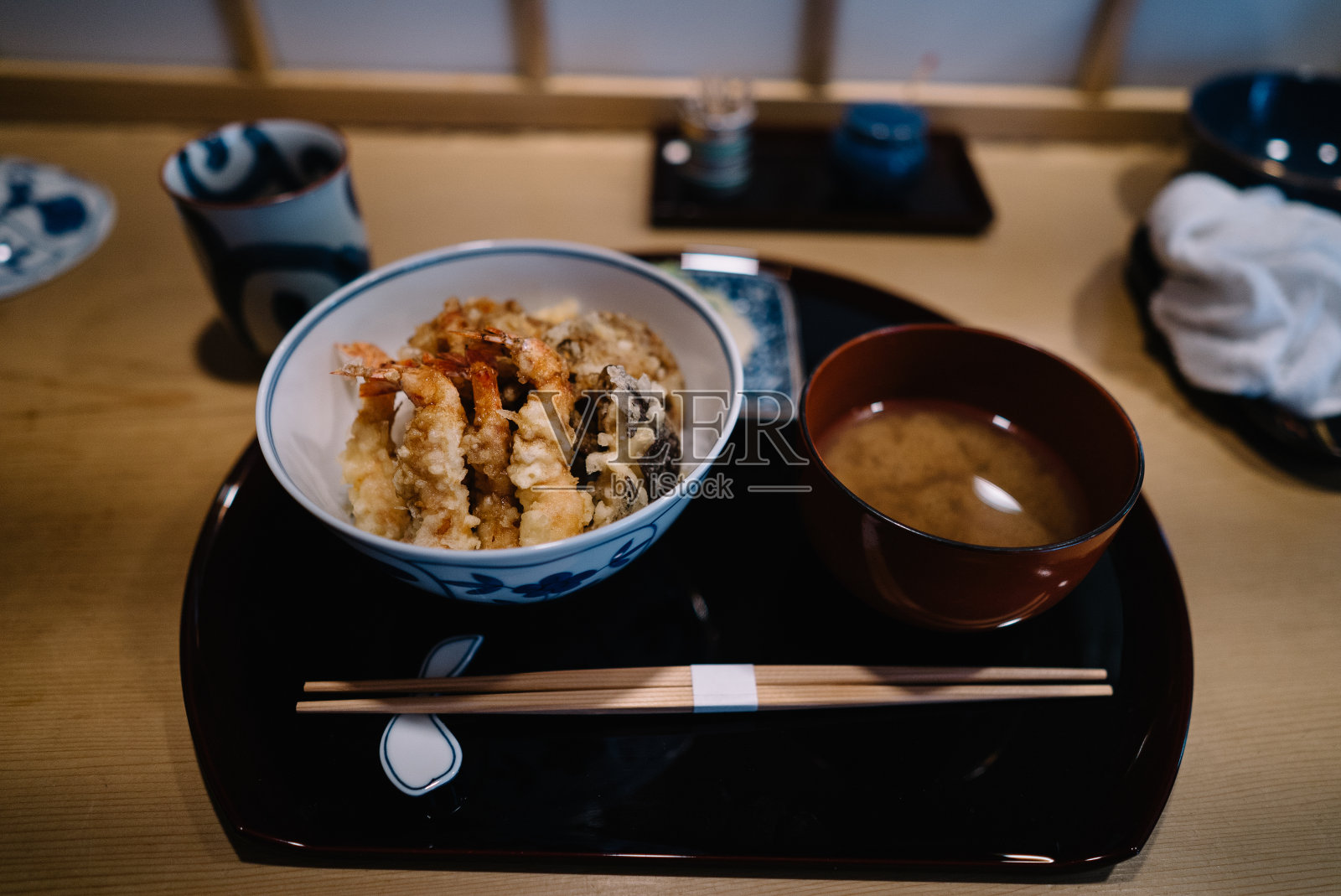 美味的天妇罗、虾、蔬菜配米饭和味噌汤照片摄影图片