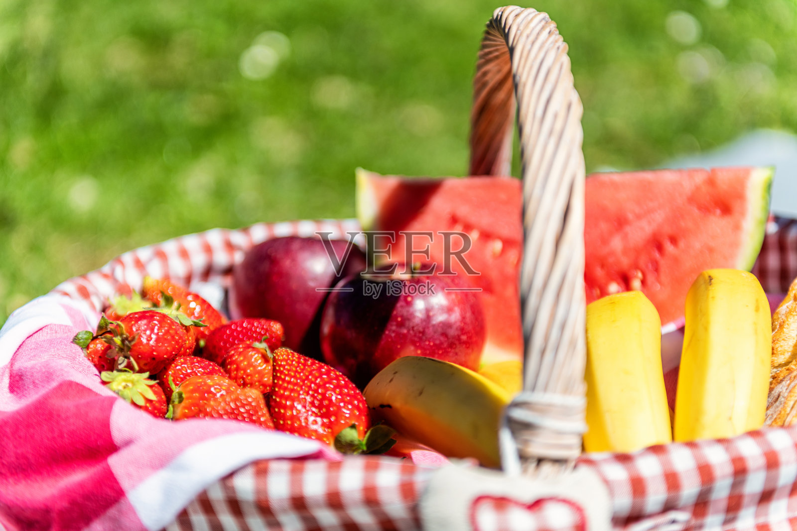带新鲜水果的野餐篮照片摄影图片