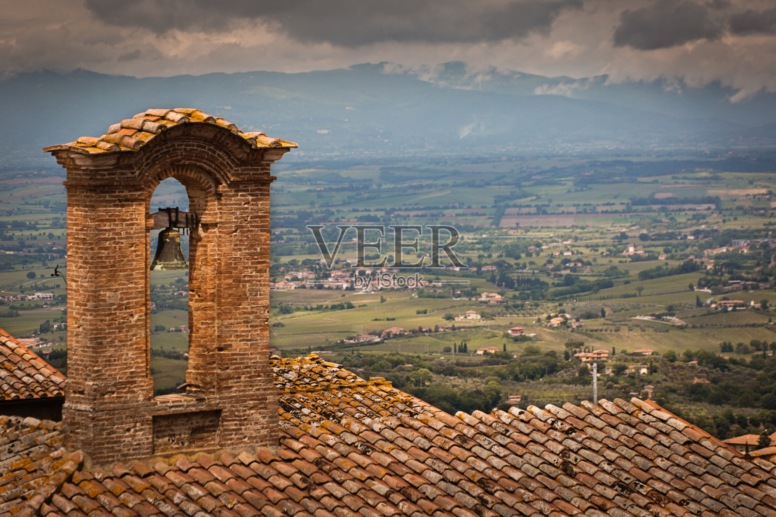 意大利托斯卡纳的屋顶和钟楼上的蒙特普尔西亚诺风景照片摄影图片