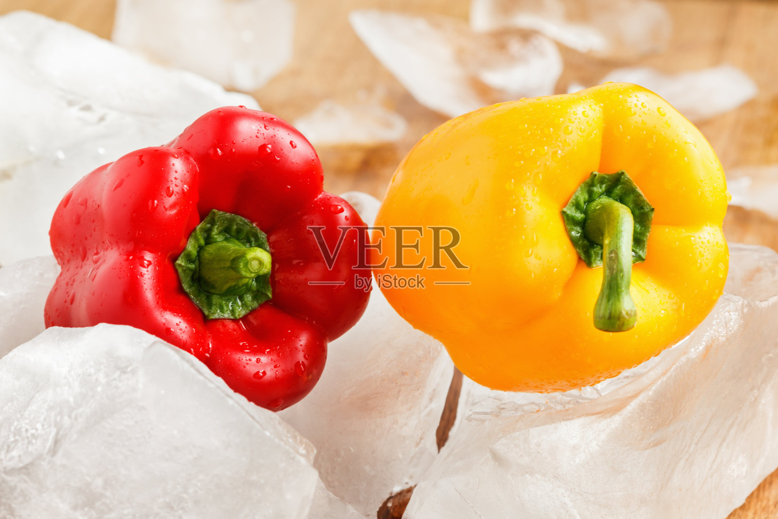 黄椒和红椒加冰照片摄影图片