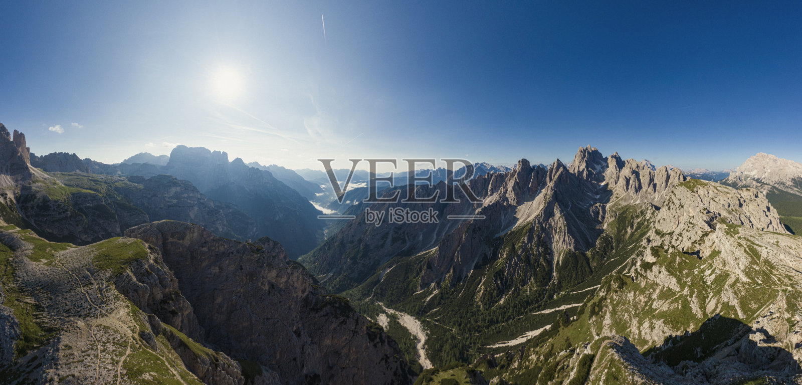 意大利拉瓦雷多地区三座山峰上的白云石照片摄影图片