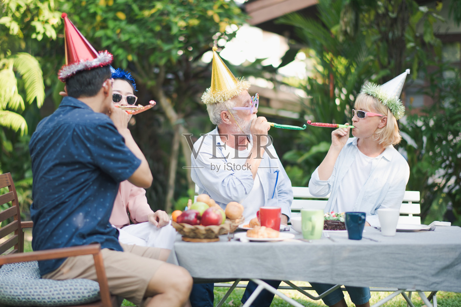 夏天，多代家庭在花园聚会时在后院烧烤照片摄影图片_ID:424744381-Veer图库