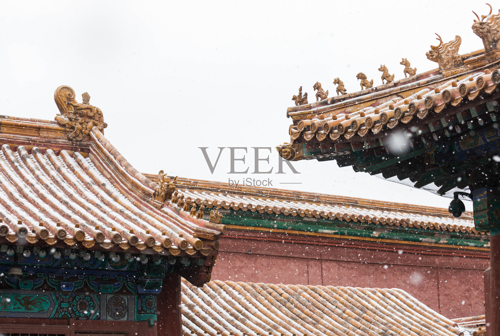 北京紫禁城御屋顶细部在雪中照片摄影图片