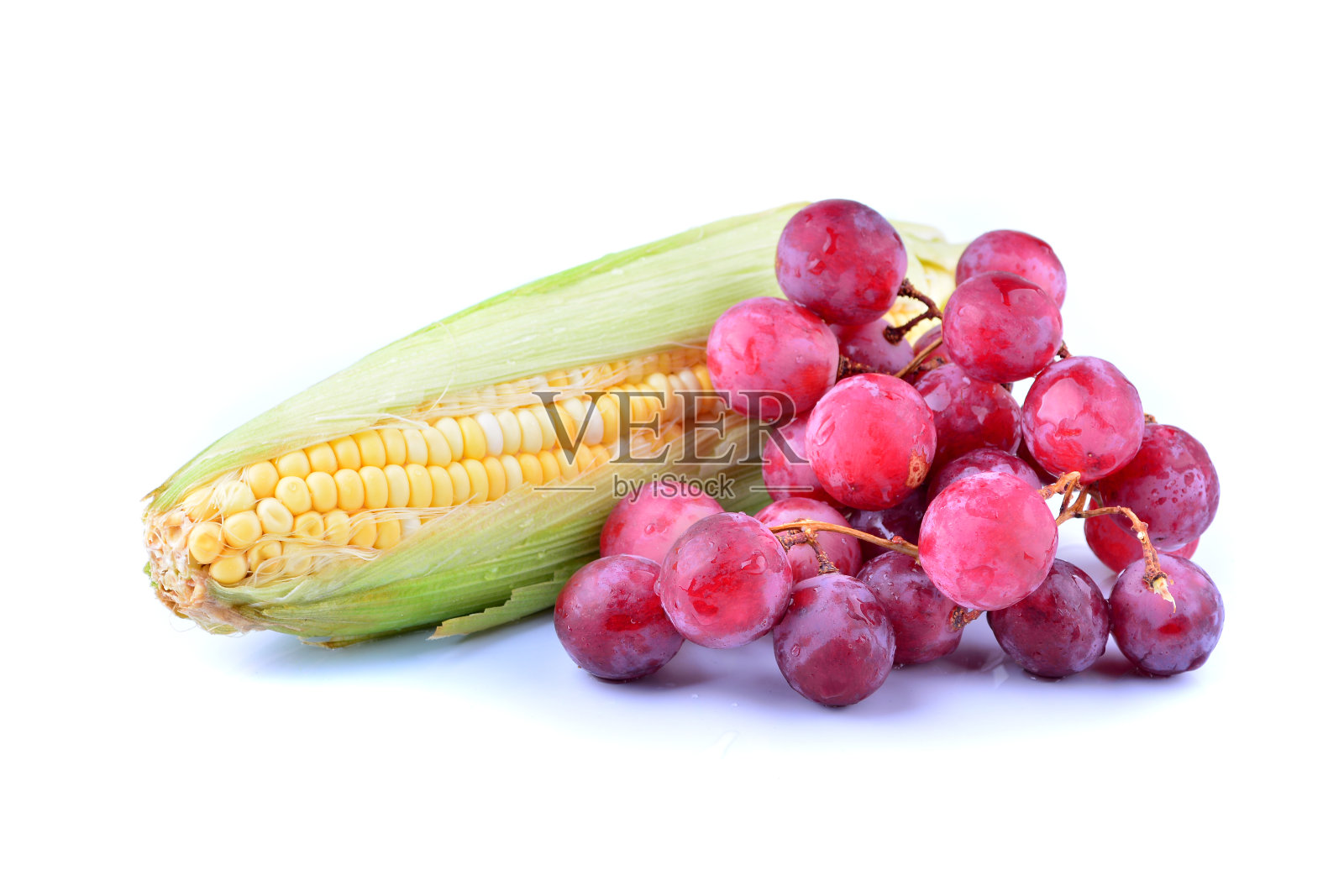 白色背景上孤立的红葡萄玉米照片摄影图片