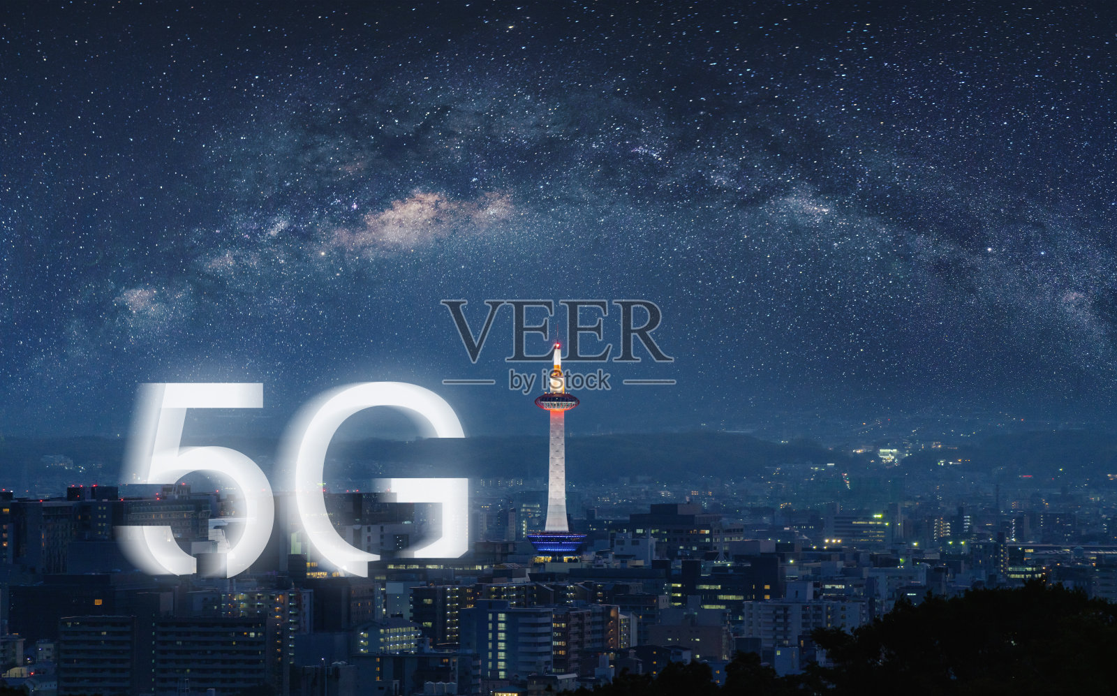 5G无线互联网技术在日本京都市的夜晚照片摄影图片