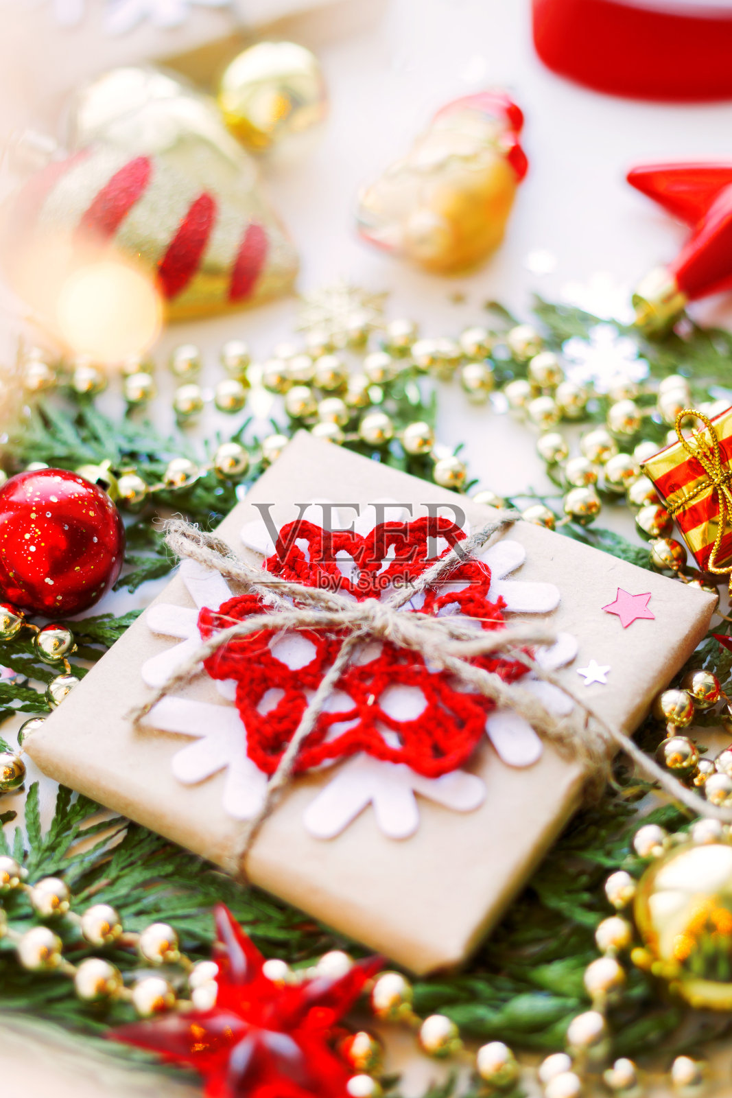 圣诞节和新年的背景用竹枝，装饰和礼物用牛皮纸包裹的雪花。照片摄影图片