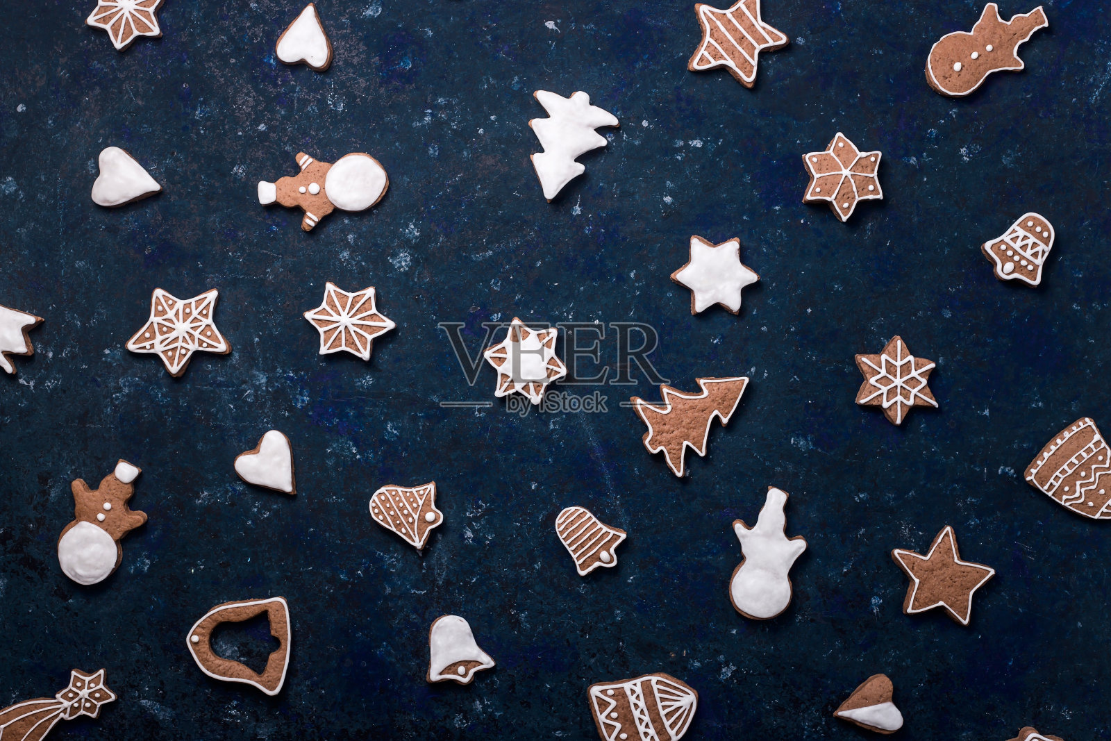 圣诞节自制烘焙概念肉桂和姜饼干的不同形状插画图片素材
