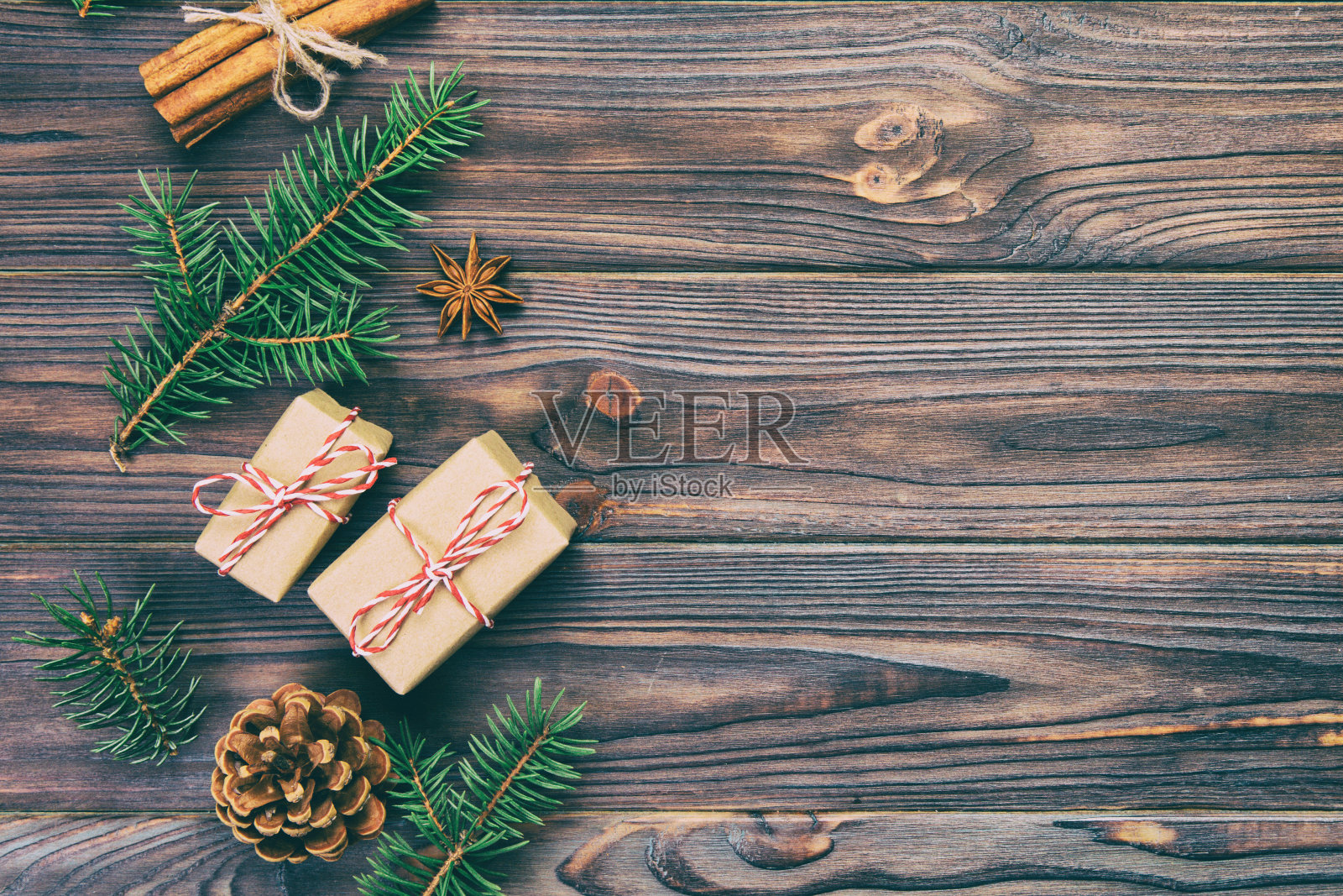 圣诞背景与冷杉树和礼盒上的木制桌子。顶部视图与复制空间为您的设计。健美的插画图片素材