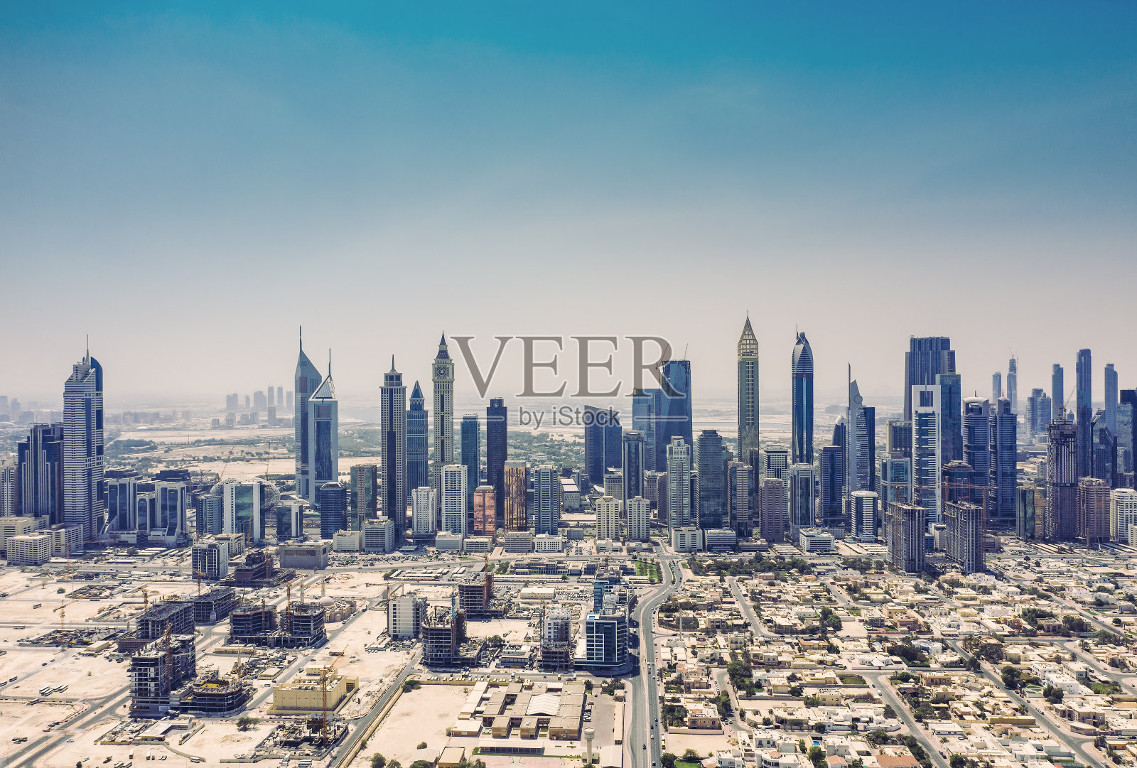 阿联酋迪拜的摩天大楼鸟瞰图，在一个夏天的一天照片摄影图片