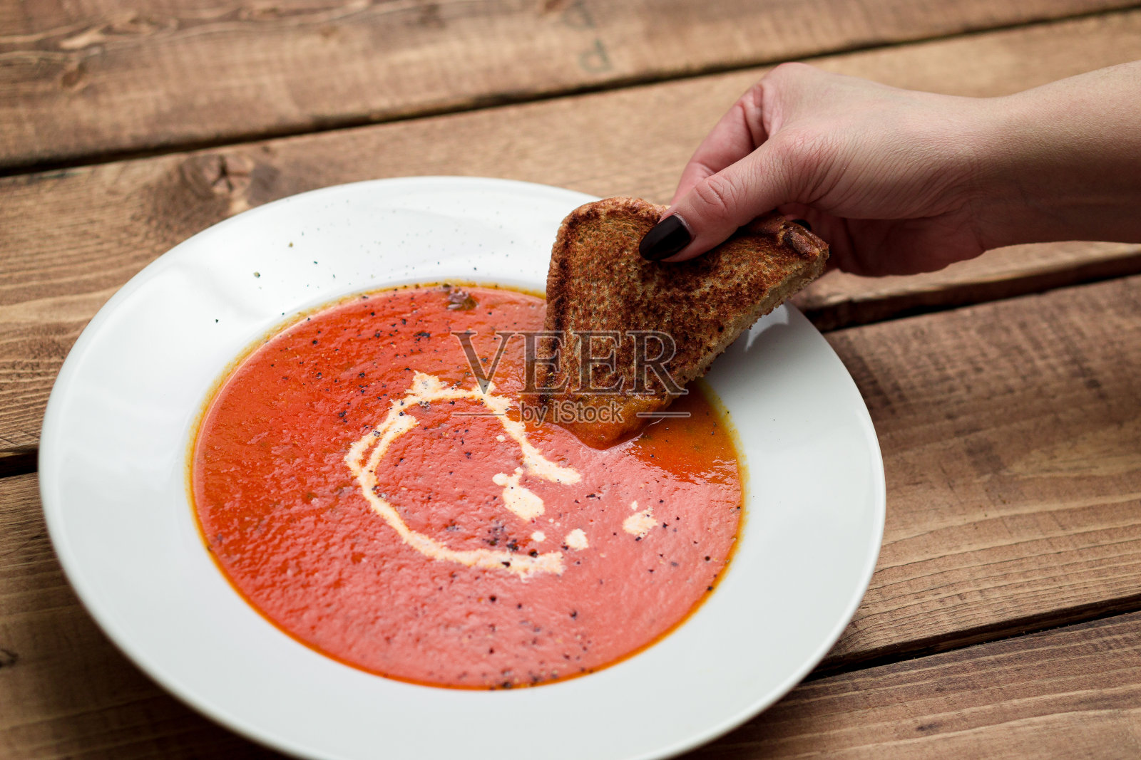 烤奶酪和番茄汤。照片摄影图片