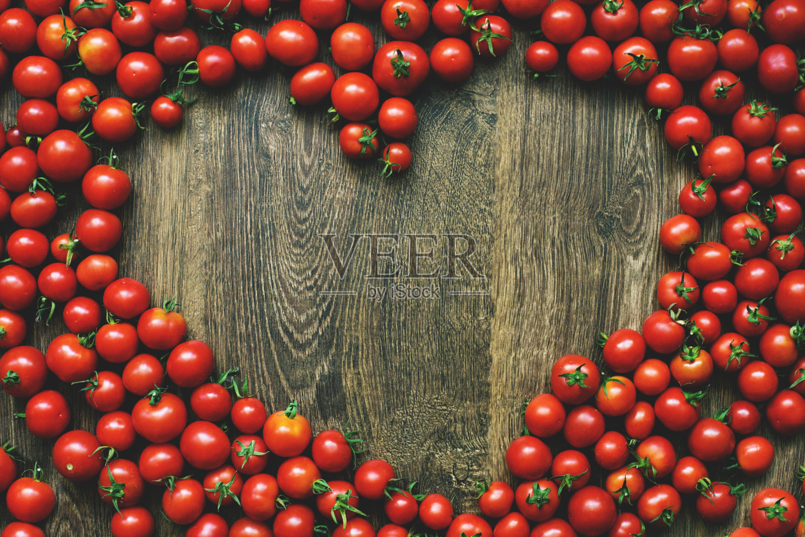 木桌背景上的樱桃番茄照片摄影图片