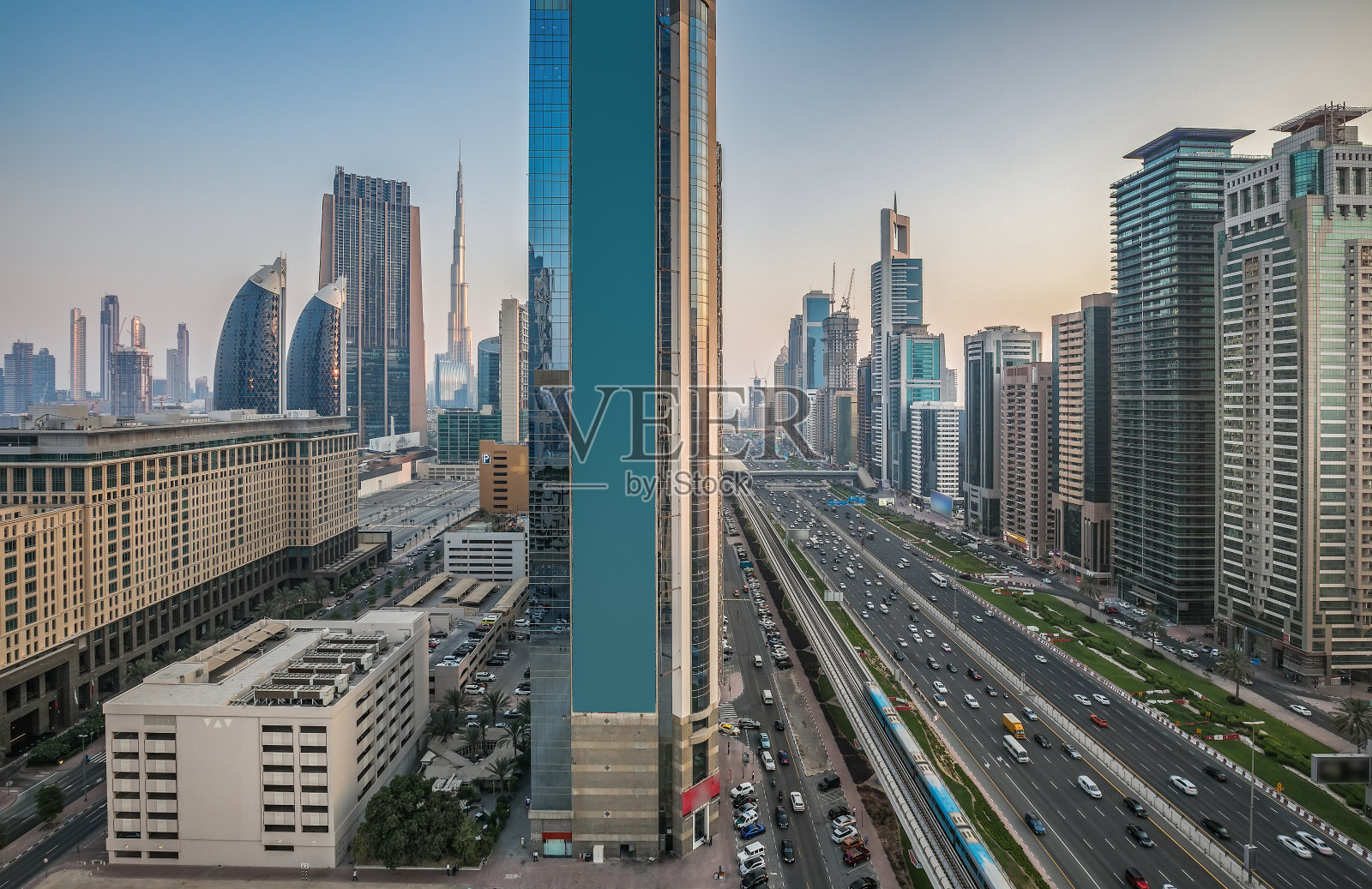 日落时分，一座现代化大城市的摩天大楼和高速公路。迪拜市中心全景，阿拉伯联合酋长国。照片摄影图片