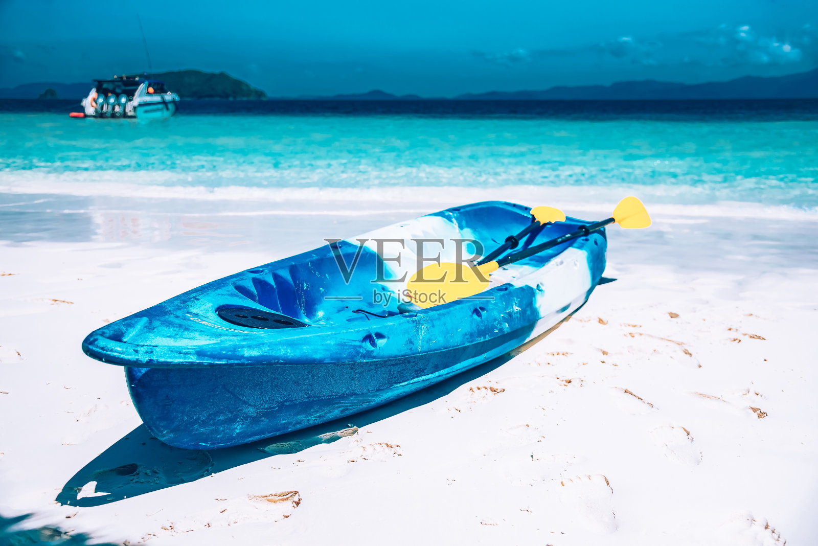 缅甸NyaungOoPhee岛海滩上的皮艇照片摄影图片