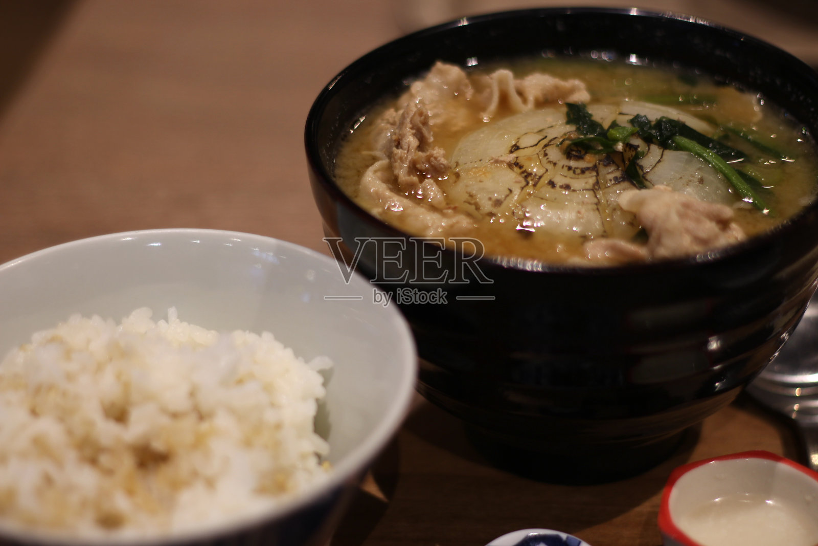 特写一碗美味的洋葱味噌汤和一碗米饭，广岛，日本，亚洲照片摄影图片