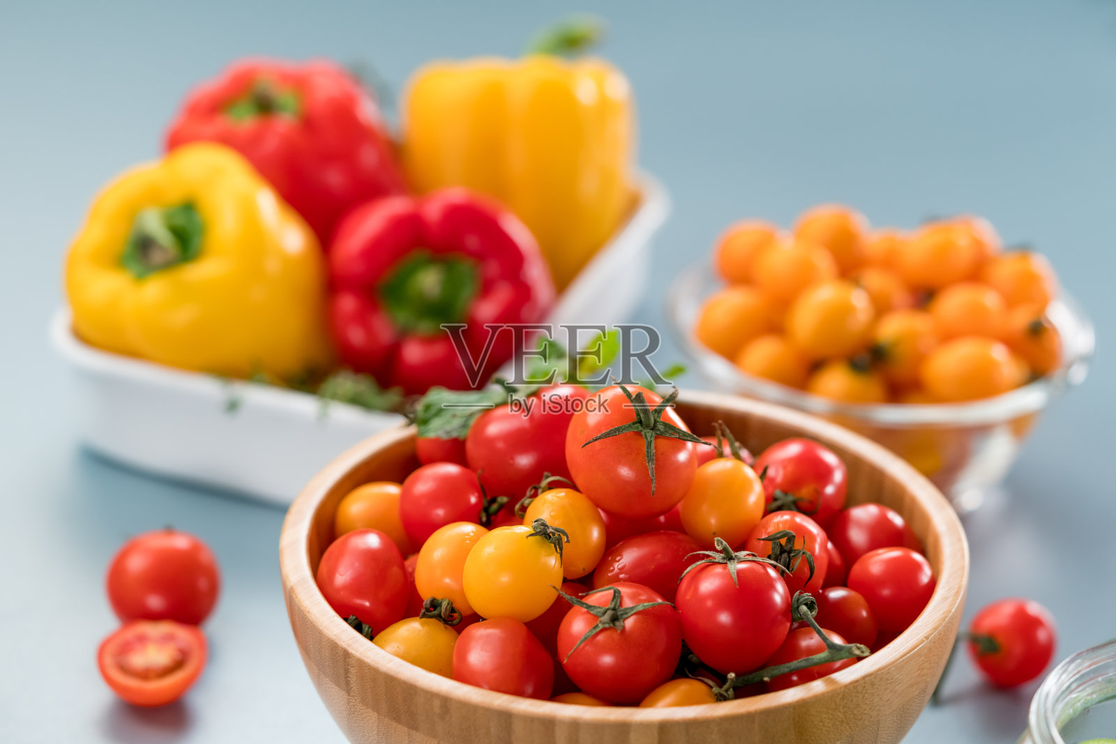新鲜鲜艳的西红柿摆在桌上照片摄影图片