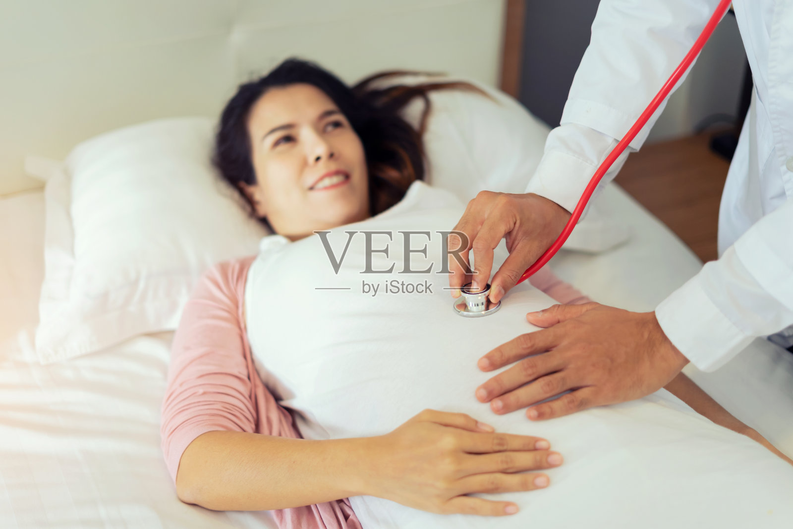 孕妇到医院咨询怀孕问题照片摄影图片