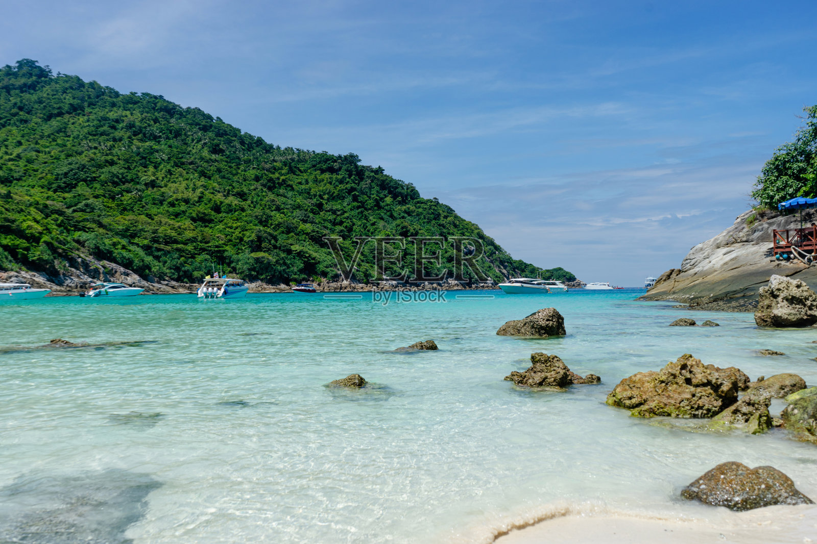 泰国普吉岛，珊瑚岛，海水清澈的热带岛屿海滩照片摄影图片