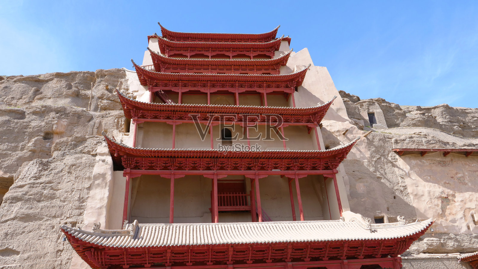 中国甘肃敦煌莫高窟的古代佛教建筑照片摄影图片
