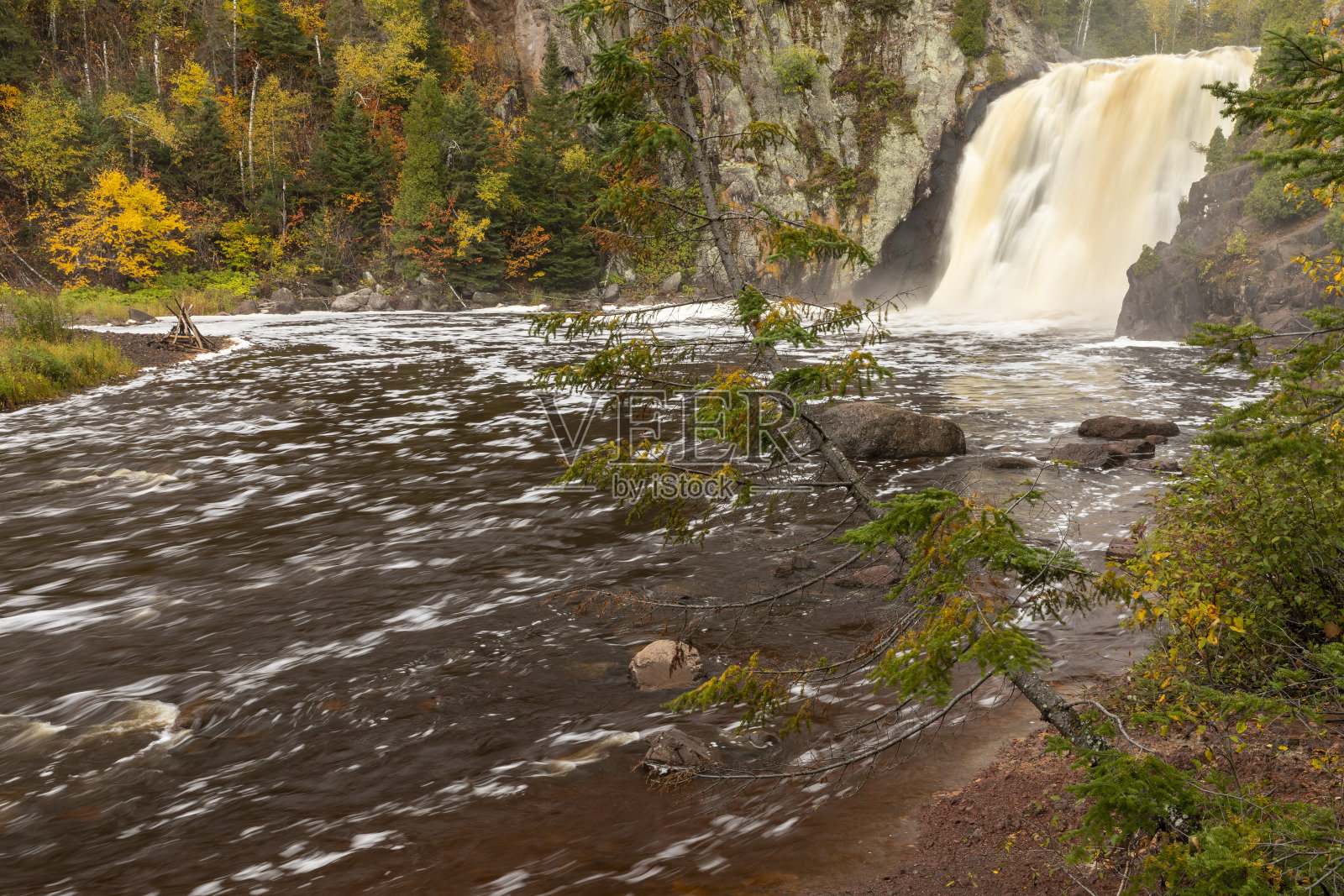 秋天的洗礼河瀑布照片摄影图片