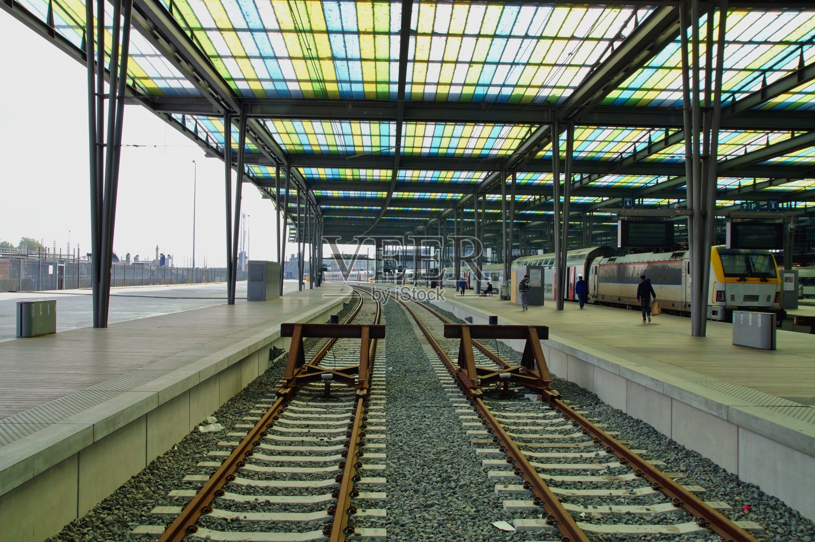 一个带火车的火车站的建筑。结构，背景是一个火车站的屋顶照片摄影图片