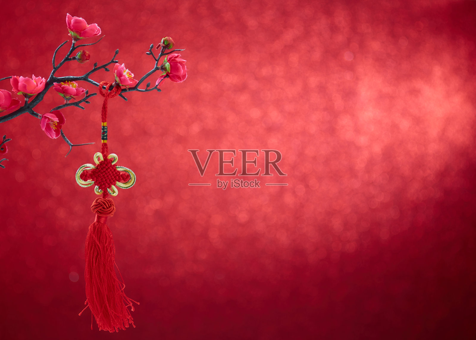 中国新年装饰花梅花与中国结在红色的散克背景照片摄影图片