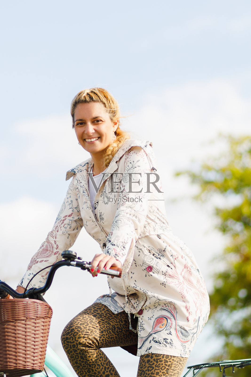 年轻快乐的女人骑着自行车在城市里照片摄影图片