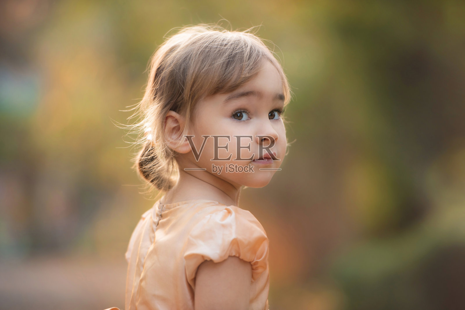 秋天的小女孩在自然公园的肖像照片摄影图片