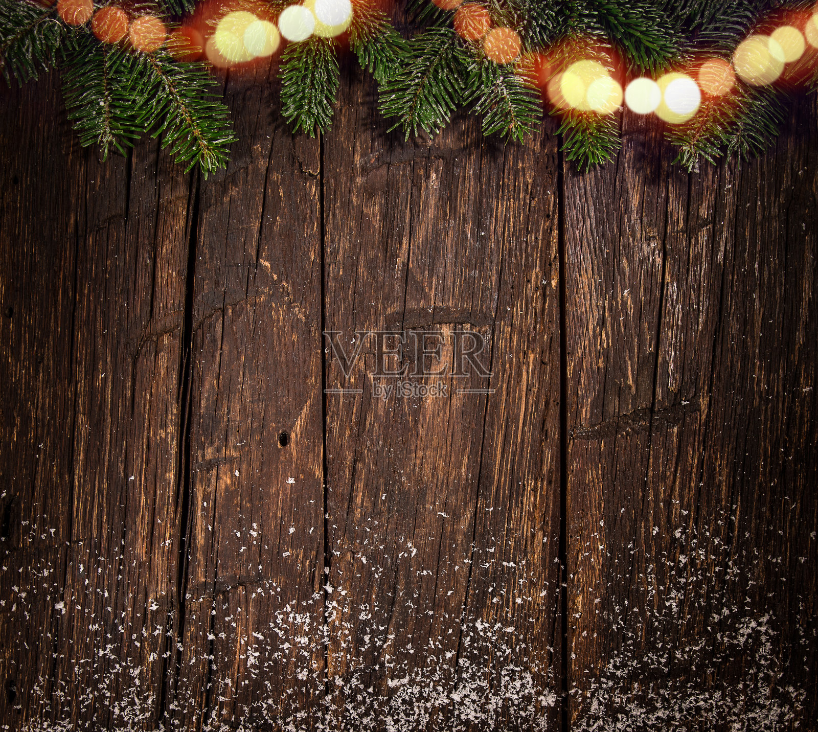 木制背景上的圣诞云杉树枝。照片摄影图片
