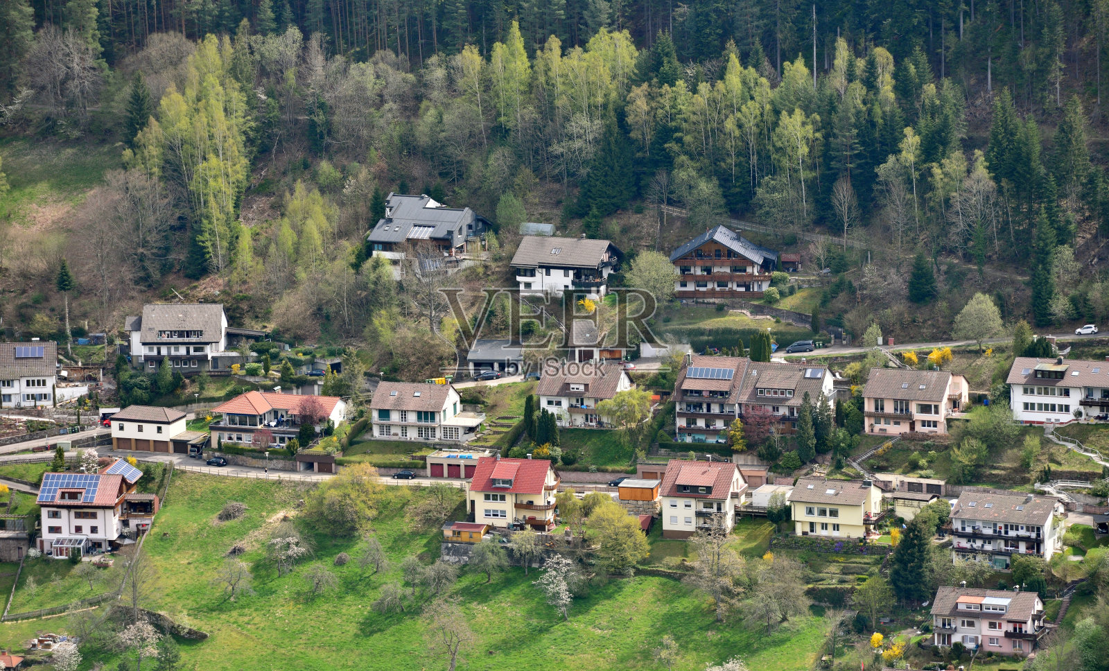 美丽的小而甜美的德国村庄，旁边是美丽的Schwarzwald森林，鸟瞰图照片摄影图片