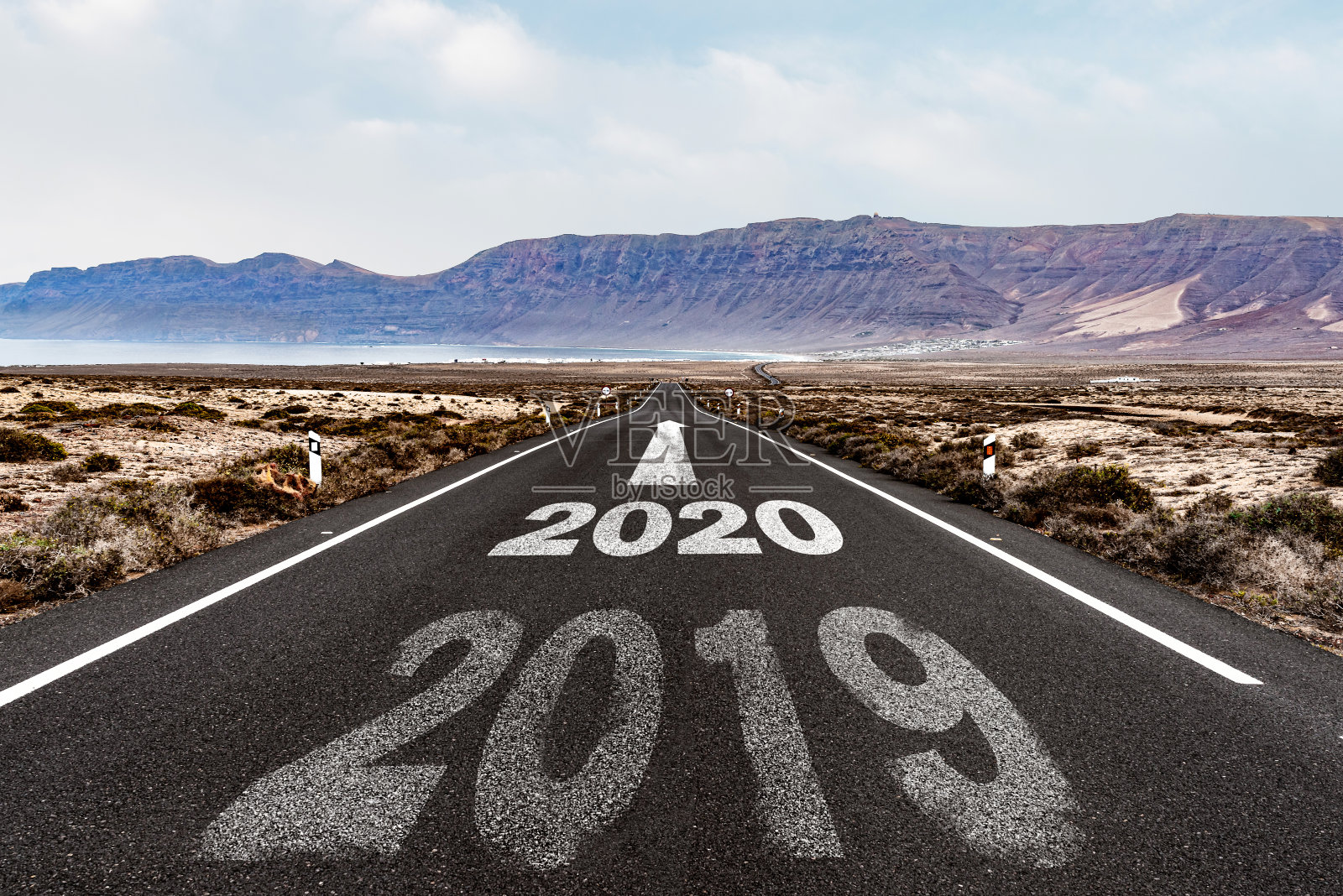 2020年，箭头指向前方的柏油路照片摄影图片