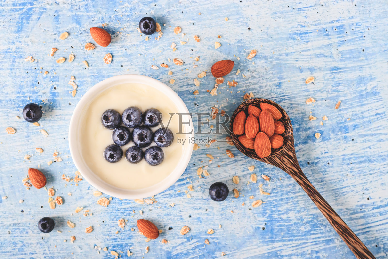 酸奶与新鲜的蓝莓在木背景。健康的概念。照片摄影图片