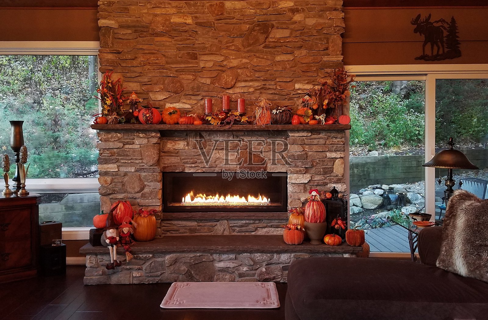 质朴的石头壁炉，火焰发光，在白天的秋季假日季节照片摄影图片