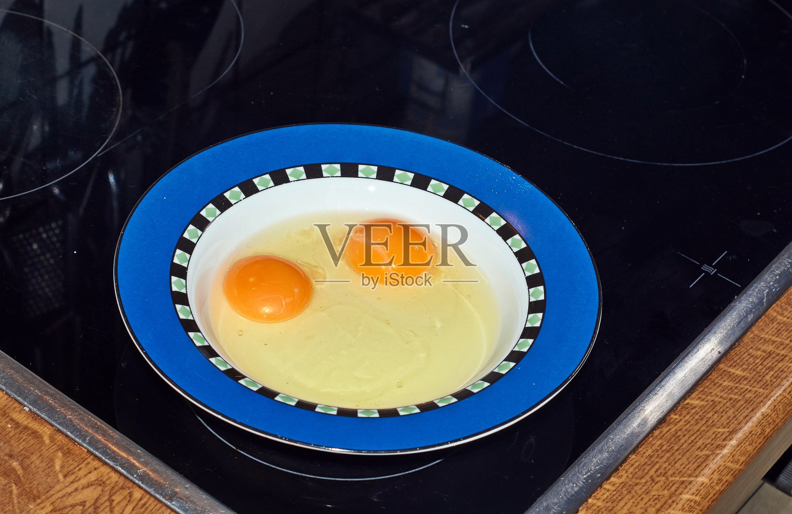 分开鸡蛋，调味，用叉子搅拌。照片摄影图片