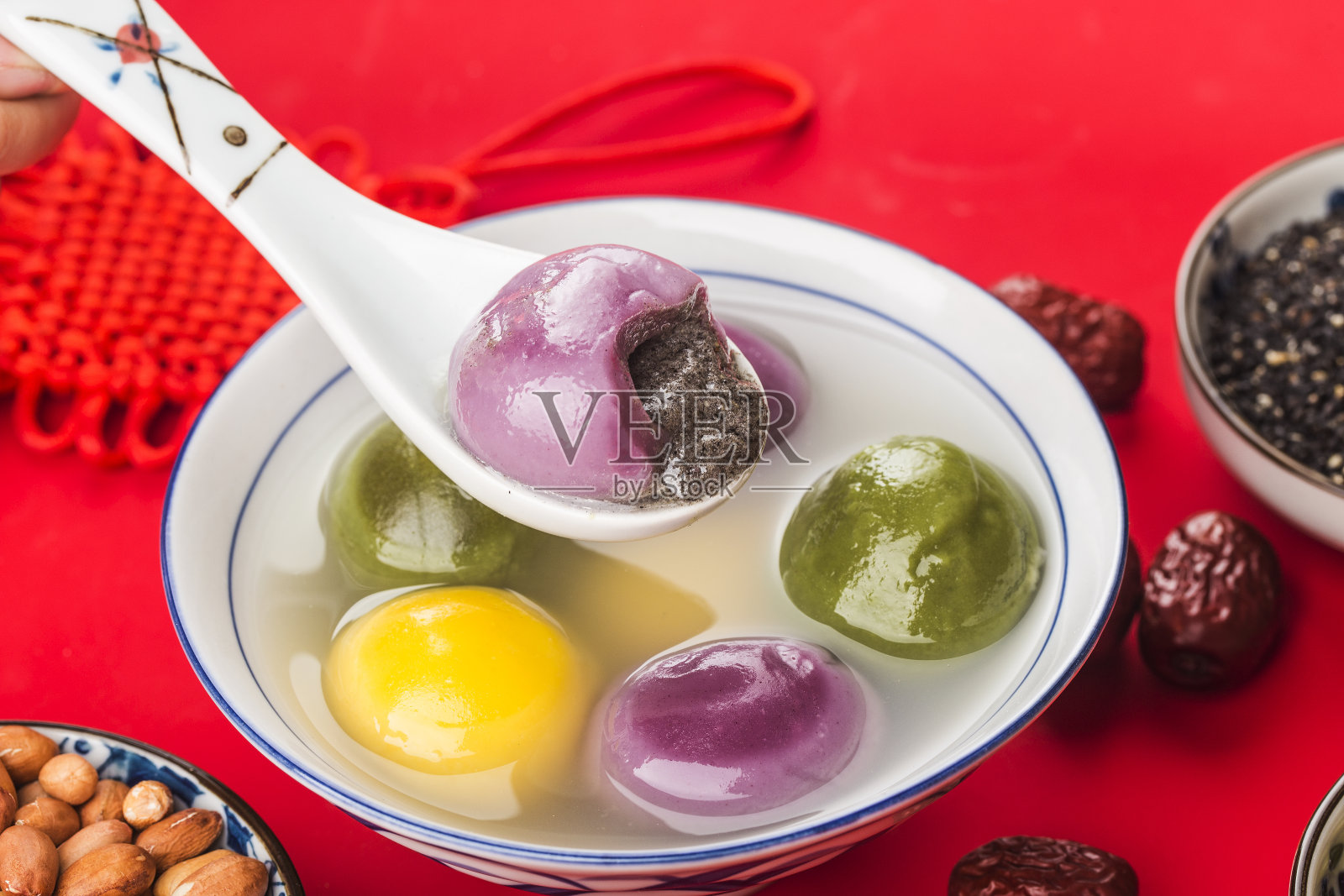 中国元宵节食物彩色的饺子照片摄影图片