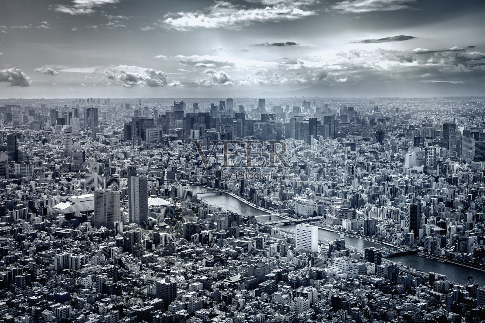 日本东京的空中天际线全景图。河边的摩天大楼照片摄影图片
