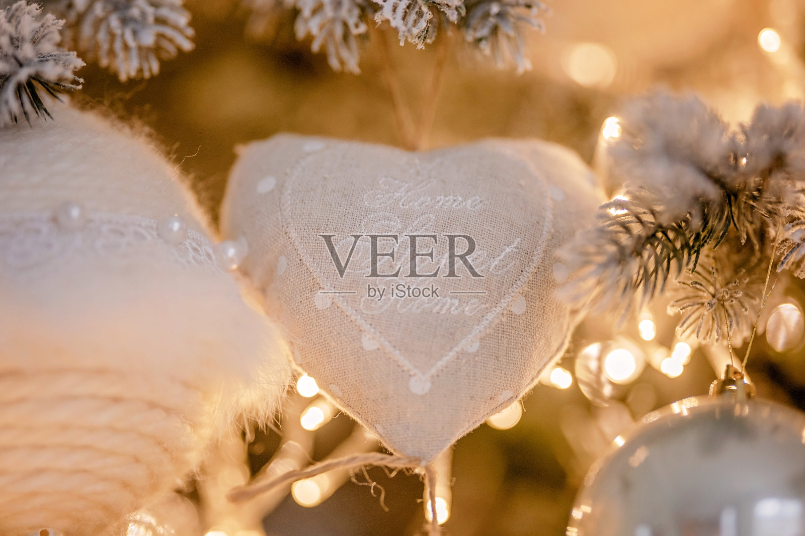 豪华的节日装饰圣诞树花环为一个优雅的节日。新年的背景和舒适的气氛。照片摄影图片