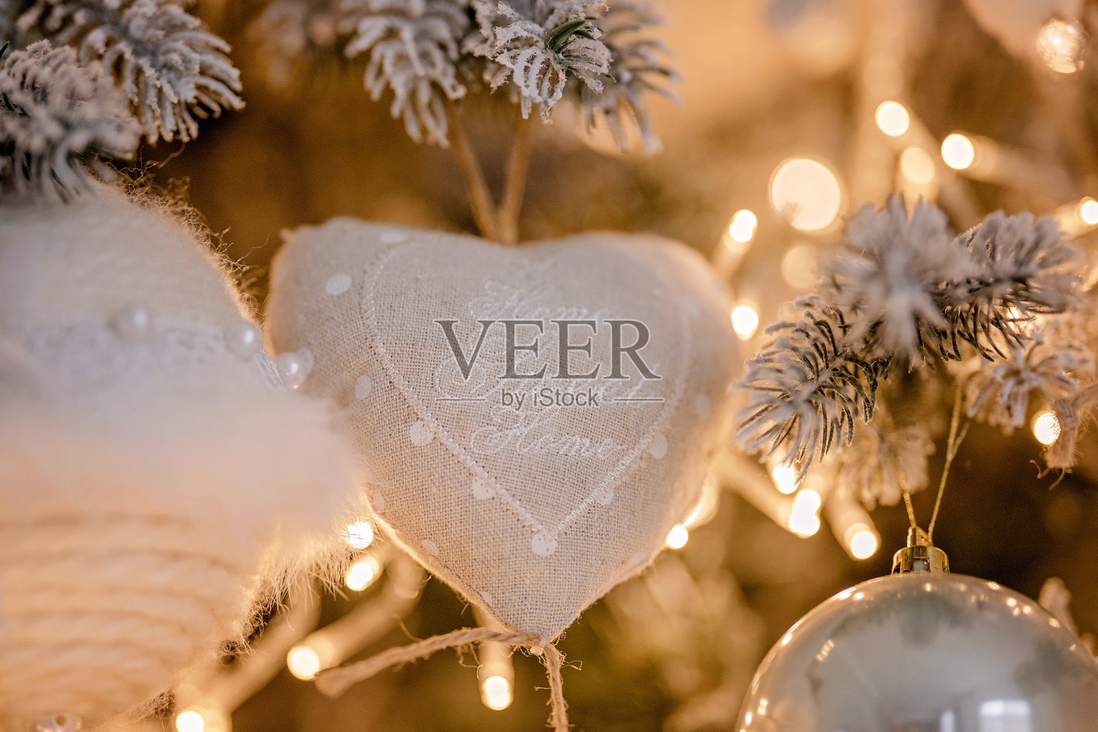 豪华的节日装饰圣诞树花环为一个优雅的节日。新年的背景和舒适的气氛。照片摄影图片