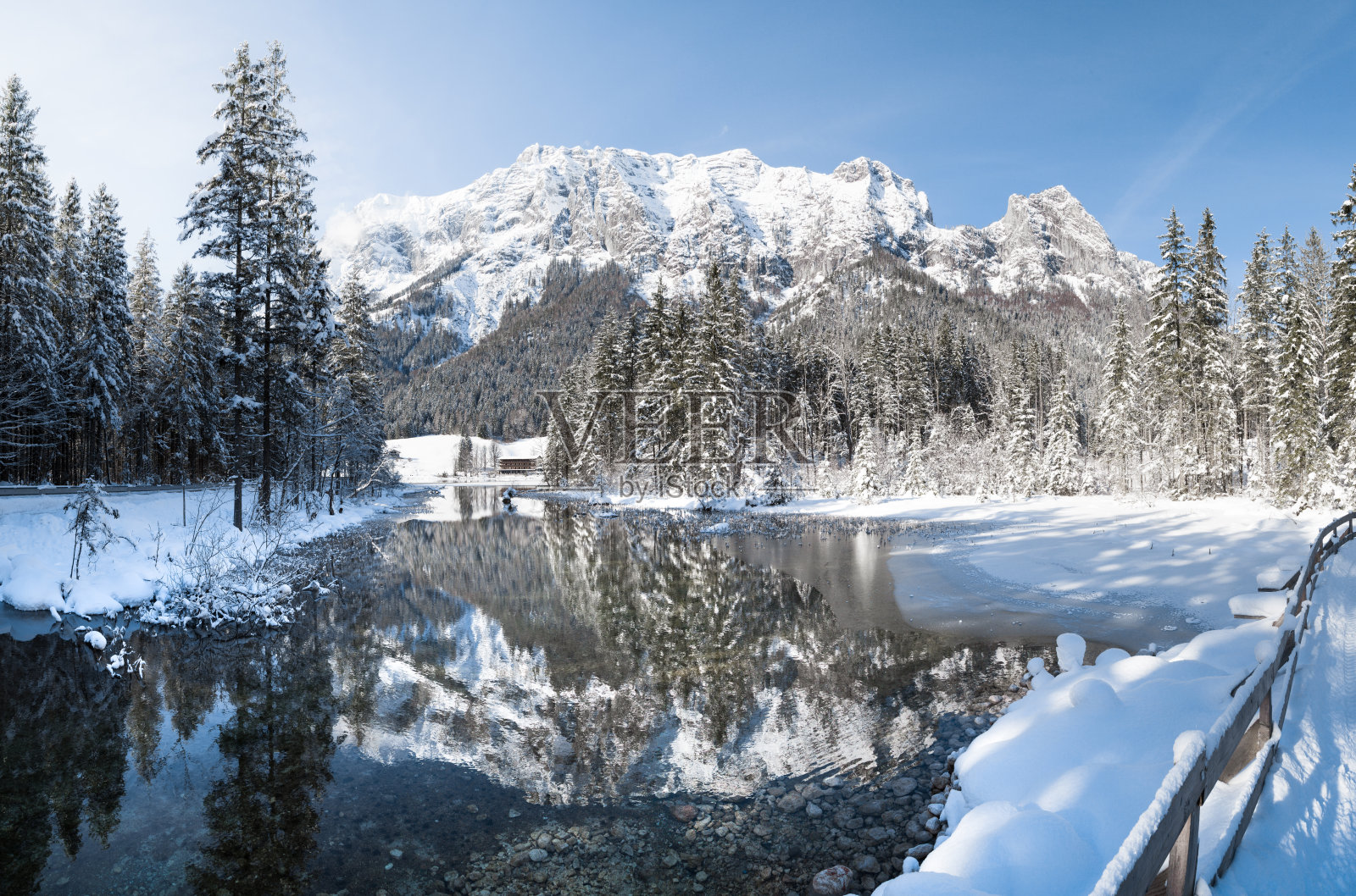 田园般的冬季仙境，阿尔卑斯山的山湖照片摄影图片