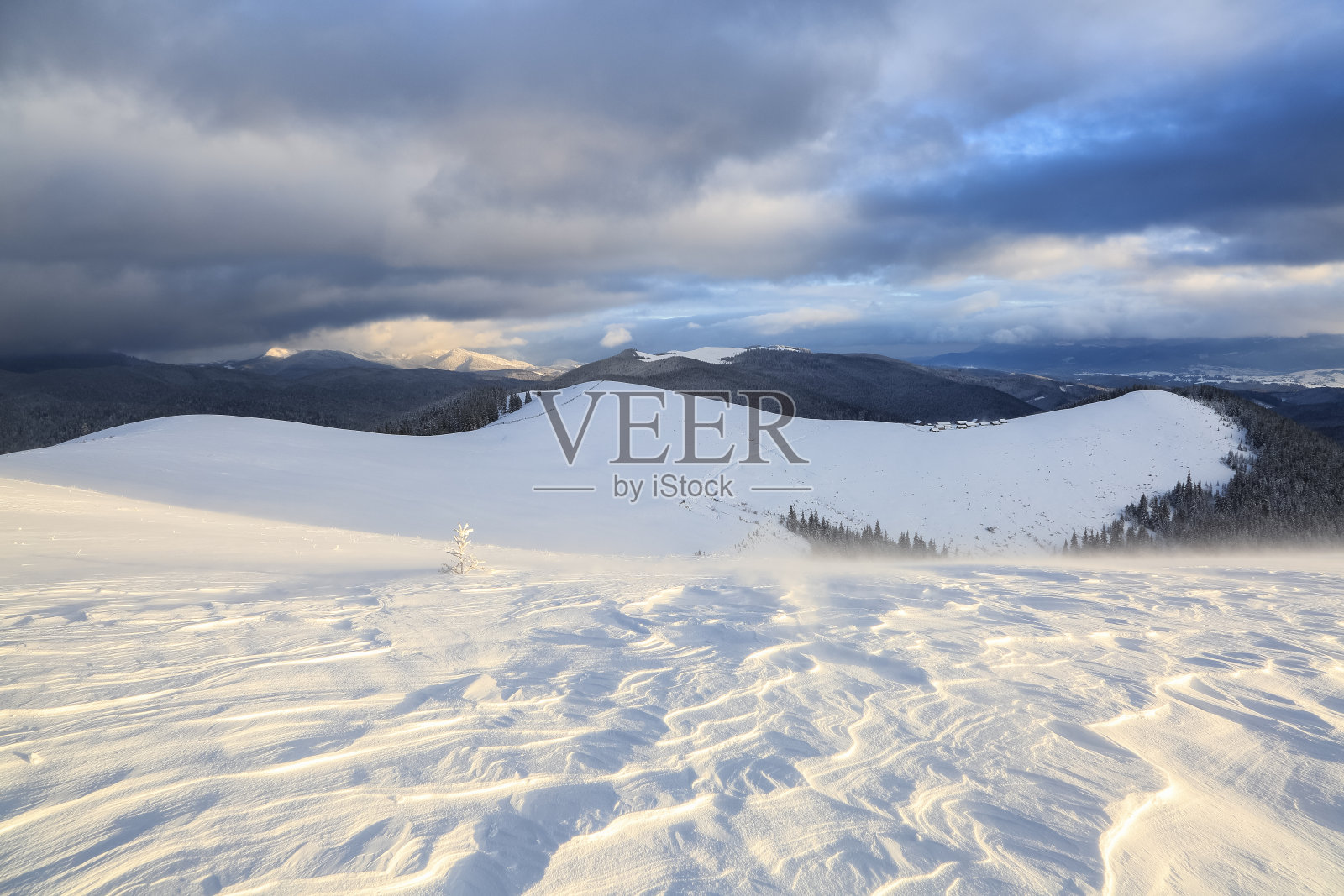 冬天的风景。高山、森林和蓝天白云的美丽景观。草坪上覆盖着白雪。壁纸的背景。地点:欧洲，乌克兰，喀尔巴阡。照片摄影图片