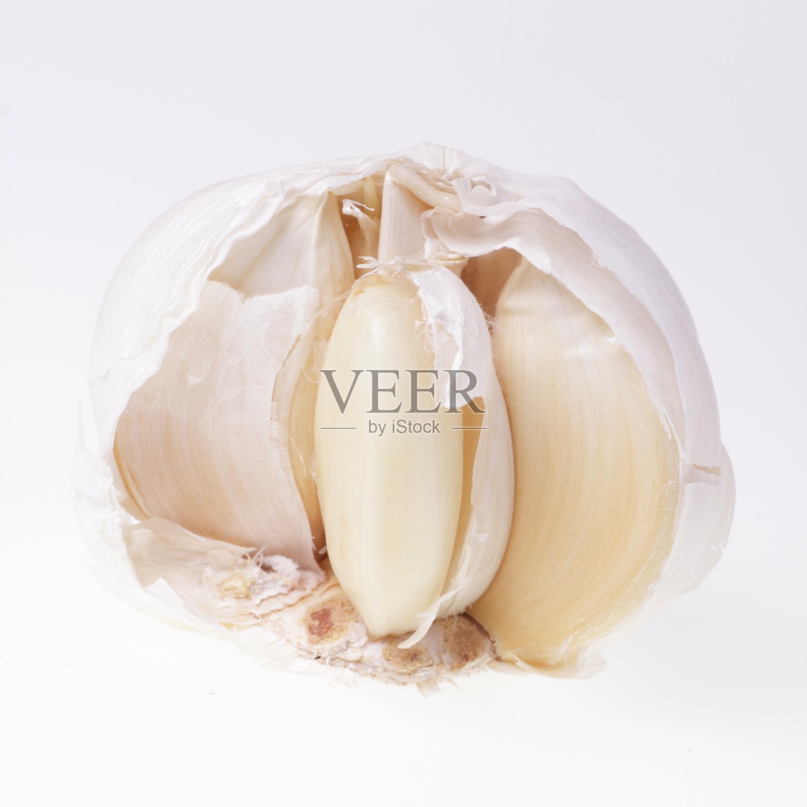 打开白色的大蒜块茎，带皮的丁香，孤立在白色的背景。食品、健康概念照片摄影图片
